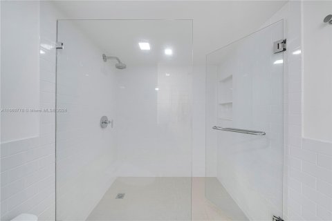 Condo in Miami, Florida, 2 bedrooms  № 1381817 - photo 17