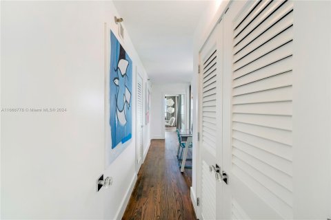 Condo in Miami, Florida, 2 bedrooms  № 1381817 - photo 13