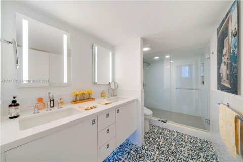 Condo in Miami, Florida, 2 bedrooms  № 1381817 - photo 16