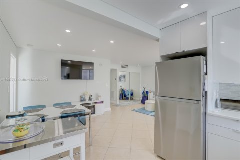 Condo in Sunny Isles Beach, Florida, 1 bedroom  № 1206350 - photo 11