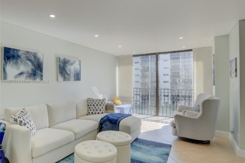 Condo in Sunny Isles Beach, Florida, 1 bedroom  № 1206350 - photo 2