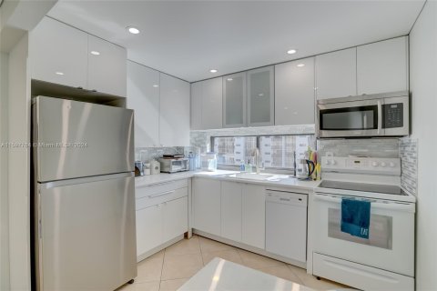 Condo in Sunny Isles Beach, Florida, 1 bedroom  № 1206350 - photo 10