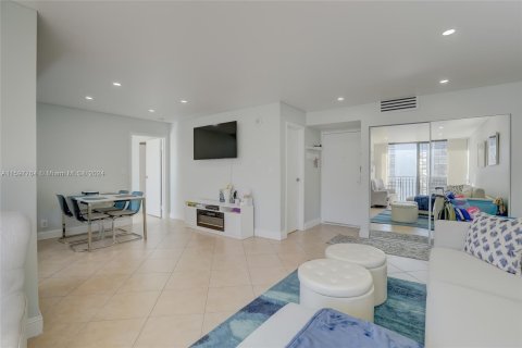 Condominio en venta en Sunny Isles Beach, Florida, 1 dormitorio, 71.26 m2 № 1206350 - foto 3