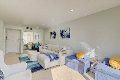 Condominio en venta en Sunny Isles Beach, Florida, 1 dormitorio, 71.26 m2 № 1206350 - foto 4