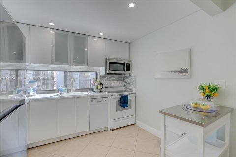 Condo in Sunny Isles Beach, Florida, 1 bedroom  № 1206350 - photo 9