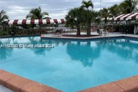 Condominio en venta en Miami Gardens, Florida, 1 dormitorio, 72 m2 № 1161375 - foto 3