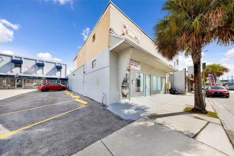 Commercial property in Miami, Florida № 1370451 - photo 2