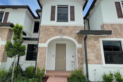 Adosado en venta en Hialeah, Florida, 3 dormitorios, 131.18 m2 № 1370524 - foto 2