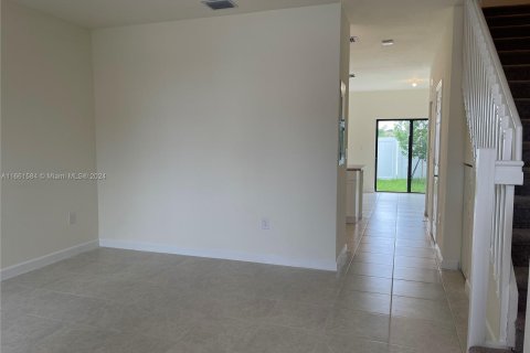 Adosado en venta en Hialeah, Florida, 3 dormitorios, 131.18 m2 № 1370524 - foto 10