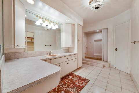 Villa ou maison à vendre à Miami, Floride: 4 chambres, 298.03 m2 № 1370482 - photo 6