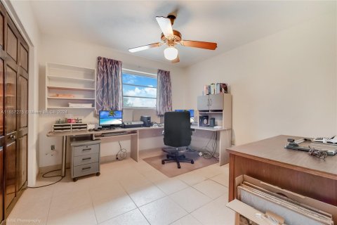 Casa en venta en Miami, Florida, 4 dormitorios, 298.03 m2 № 1370482 - foto 18