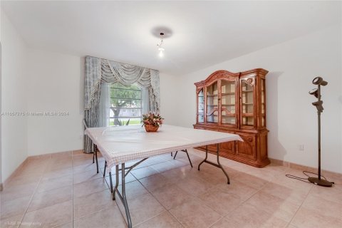 Villa ou maison à vendre à Miami, Floride: 4 chambres, 298.03 m2 № 1370482 - photo 16