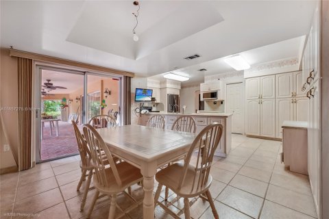 Villa ou maison à vendre à Miami, Floride: 4 chambres, 298.03 m2 № 1370482 - photo 12