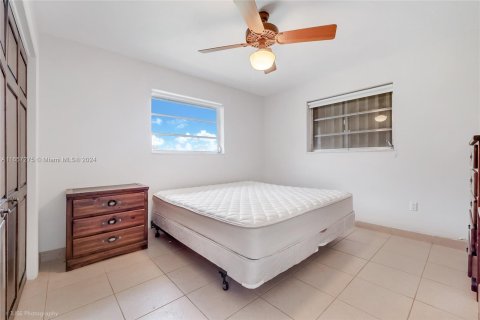 Casa en venta en Miami, Florida, 4 dormitorios, 298.03 m2 № 1370482 - foto 19