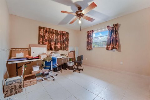 House in Miami, Florida 4 bedrooms, 298.03 sq.m. № 1370482 - photo 21