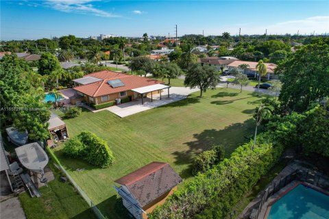 Villa ou maison à vendre à Miami, Floride: 4 chambres, 298.03 m2 № 1370482 - photo 1