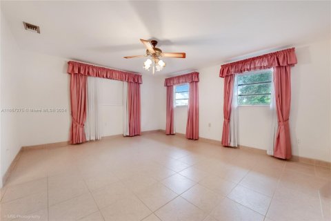 Villa ou maison à vendre à Miami, Floride: 4 chambres, 298.03 m2 № 1370482 - photo 14