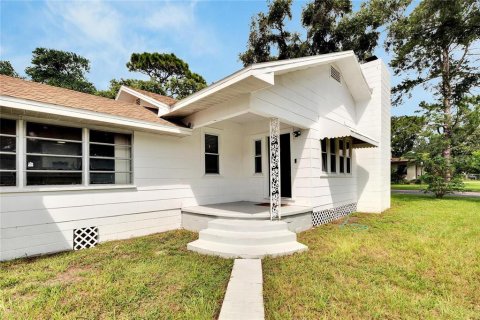 House in Tampa, Florida 4 bedrooms, 153.85 sq.m. № 1371499 - photo 3