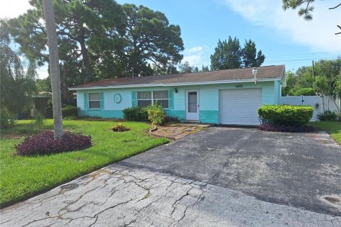 House in Seminole, Florida 2 bedrooms, 115.38 sq.m. № 1341637 - photo 2