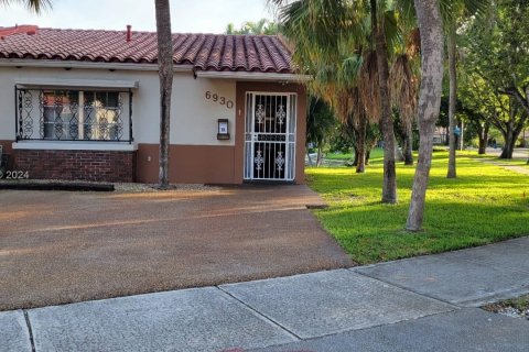 Adosado en venta en Miami Lakes, Florida, 2 dormitorios, 134.24 m2 № 1282552 - foto 1