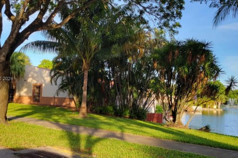 Adosado en venta en Miami Lakes, Florida, 2 dormitorios, 134.24 m2 № 1282552 - foto 3