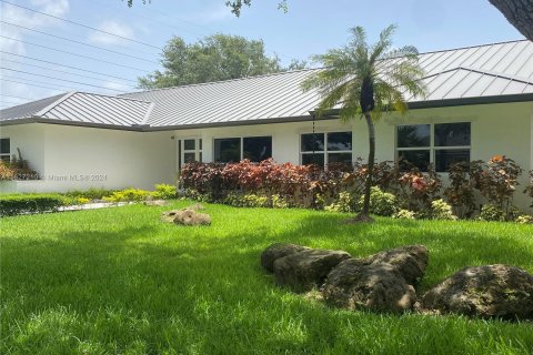 House in Miami, Florida 4 bedrooms, 281.03 sq.m. № 1282508 - photo 17