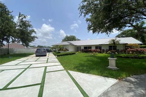 House in Miami, Florida 4 bedrooms, 281.03 sq.m. № 1282508 - photo 18