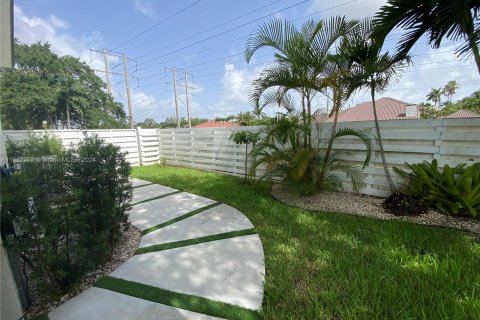 House in Miami, Florida 4 bedrooms, 281.03 sq.m. № 1282508 - photo 13