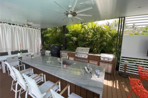 House in Miami, Florida 4 bedrooms, 281.03 sq.m. № 1282508 - photo 5