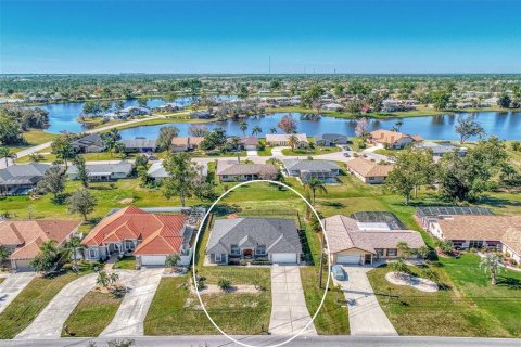 House in Punta Gorda, Florida 4 bedrooms, 199.28 sq.m. № 1003139 - photo 3