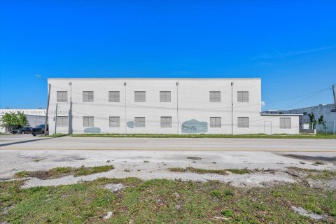 Commercial property in Hollywood, Florida № 924833 - photo 1