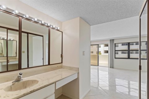 Condo in Deerfield Beach, Florida, 2 bedrooms  № 1168480 - photo 25