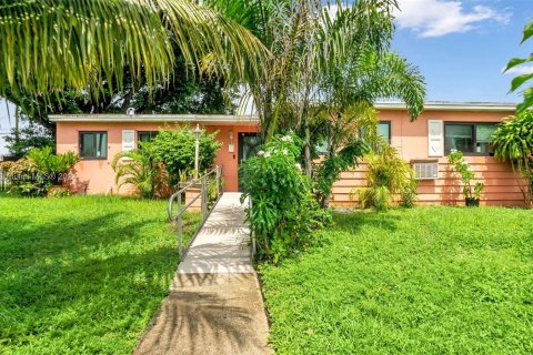 Villa ou maison à vendre à Miami Gardens, Floride: 3 chambres, 142.14 m2 № 1377508 - photo 1