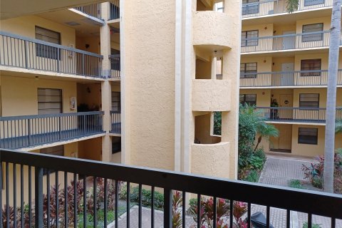 Condo in Lauderhill, Florida, 2 bedrooms  № 930098 - photo 9