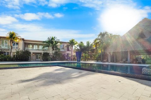 Casa en venta en Miami, Florida, 10 dormitorios, 2583.43 m2 № 1078922 - foto 2