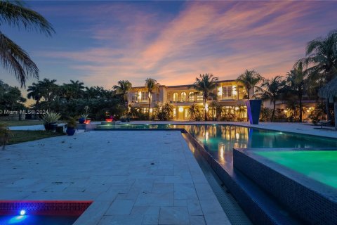 Villa ou maison à vendre à Miami, Floride: 10 chambres, 2583.43 m2 № 1078922 - photo 1