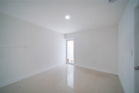 Propiedad comercial en venta en North Miami Beach, Florida, 153.01 m2 № 1310526 - foto 16