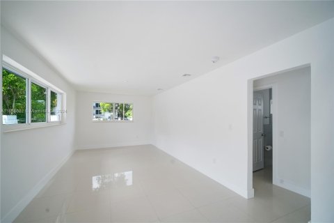 Propiedad comercial en venta en North Miami Beach, Florida, 153.01 m2 № 1310526 - foto 4