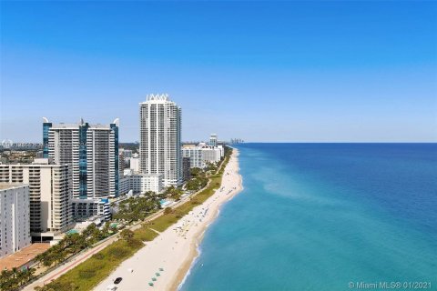 Condo in Miami Beach, Florida, 2 bedrooms  № 1310485 - photo 1