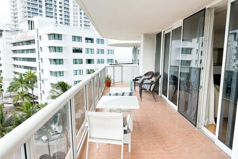 Condo in Miami Beach, Florida, 2 bedrooms  № 1310485 - photo 22