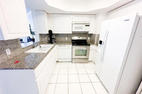 Condo in Miami Beach, Florida, 2 bedrooms  № 1310485 - photo 9