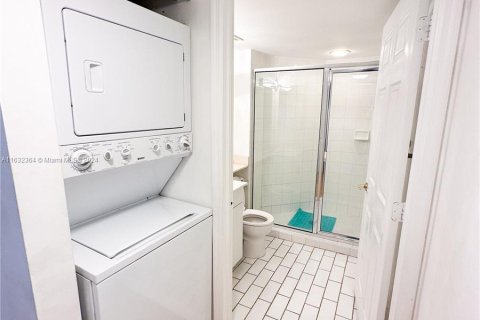 Condo in Miami Beach, Florida, 2 bedrooms  № 1310485 - photo 14