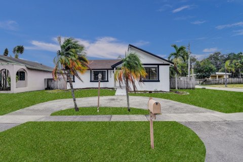 House in Dania Beach, Florida 3 bedrooms, 150.04 sq.m. № 1155661 - photo 2