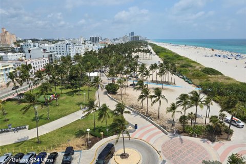 Condo in Miami Beach, Florida, 2 bedrooms  № 1177674 - photo 24