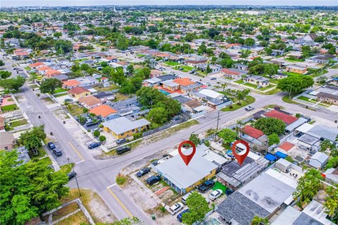 Propiedad comercial en venta en Hialeah, Florida, 175.03 m2 № 1310209 - foto 2