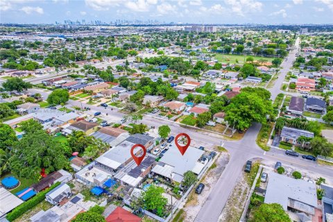 Propiedad comercial en venta en Hialeah, Florida, 175.03 m2 № 1310209 - foto 3