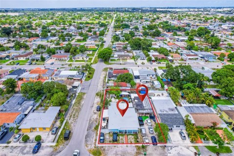 Propiedad comercial en venta en Hialeah, Florida, 175.03 m2 № 1310209 - foto 1