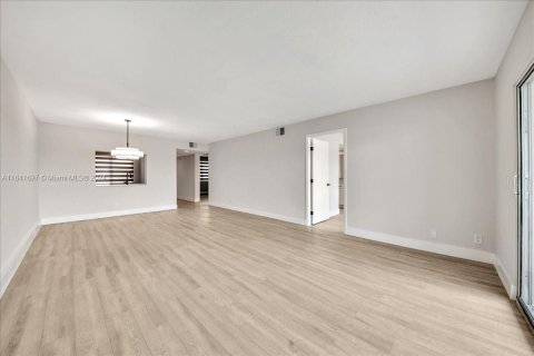 Condo in Pembroke Pines, Florida, 2 bedrooms  № 1321258 - photo 23