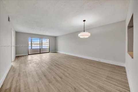 Condo in Pembroke Pines, Florida, 2 bedrooms  № 1321258 - photo 17