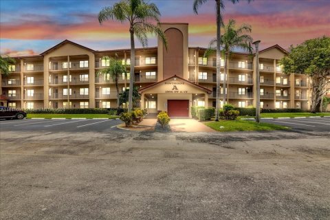 Condo in Pembroke Pines, Florida, 2 bedrooms  № 1321258 - photo 1